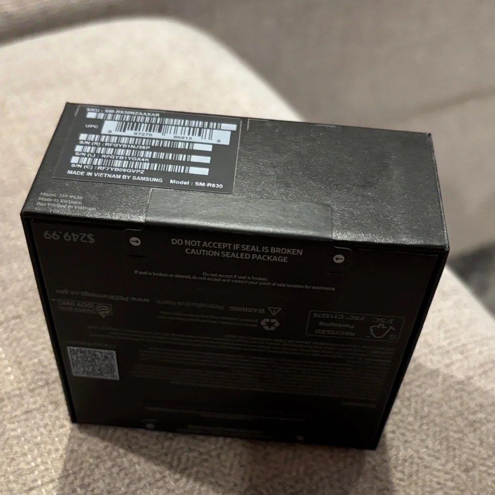 Samsung Galaxy Buds3 Pro in Gray - Picture 3 of 4